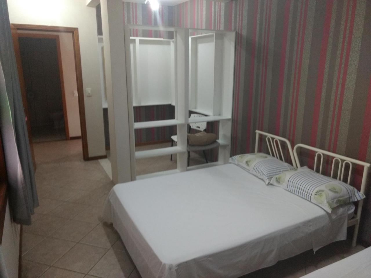 Pousada Casa Verde - Quartos Individuais - Smart Tv 32 - E Banheiro Privativo Apartman Itajaí Kültér fotó